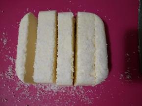 用牙签沿容器边缘划一圈即可轻松脱模，切长条。