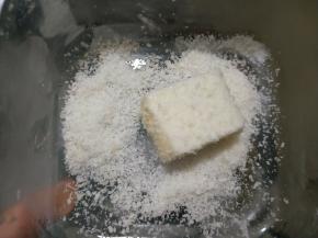 在椰蓉里滚一圈，四周都沾满椰蓉即可。