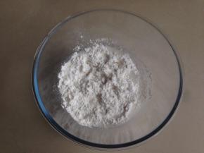 糯米粉装进盆里，倒入清水