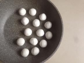 分成14份，搓圆