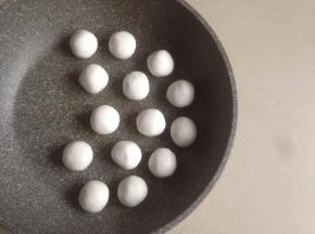 分成14份，搓圆