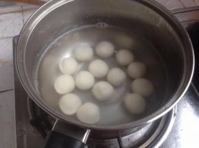 煮锅里的水烧开后，倒入糯米团子，煮至浮起3分钟