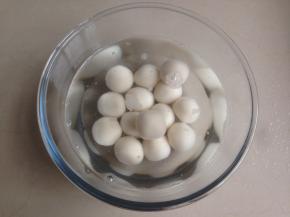 捞起后放入清水中浸泡