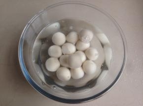 捞起后放入清水中浸泡