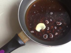 锅里加入100克清水，红糖和姜片