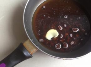 锅里加入100克清水，红糖和姜片