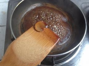 煮至沸腾后转小火，再煮5分钟左右，将姜片捞起来