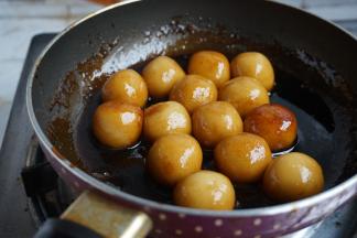 把糯米团子放入红糖浆里，继续煮4分钟左右，在煮的过程中要将糯米团子翻多几次，上色更均匀