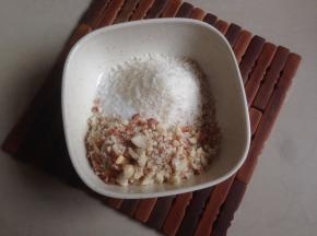 花生炒香并研碎，和芝麻、砂糖以及椰蓉一起拌均匀