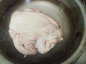 煮沸后把肘子捞起，清水洗净，沥干