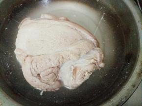 煮沸后把肘子捞起，清水洗净，沥干