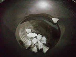 冷锅下油，烧热放冰糖，炒糖色