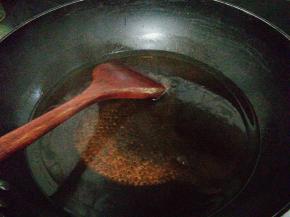 糖色炒制后倒入适量热水，注意热水飞溅