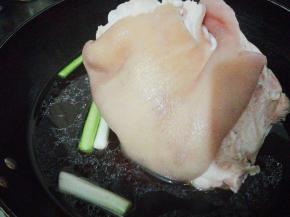 再放入肘子和剩下的葱段，蒜段