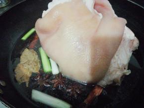 再一并放入香料：桂皮，八角，香叶，肉豆蔻，花椒