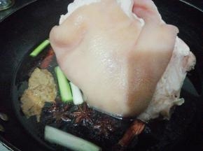 再一并放入香料：桂皮，八角，香叶，肉豆蔻，花椒