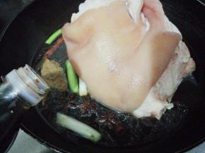 倒入剩下的料酒和生抽，老抽