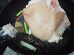 倒入剩下的料酒和生抽，老抽