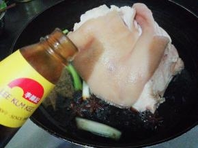 再放入蚝油，搅拌下锅中调料