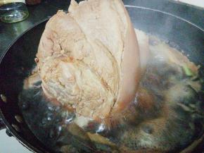 开大火使至肘子微上色，煮出香味