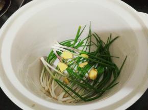 备一个炖锅，锅底铺上小葱和姜片，防粘又可以调味