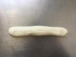 再把面团搓成长条