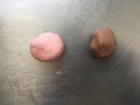 做腮红和眼睛，嘴巴。少许面团分别加入红曲粉和可可粉揉成团，不需要太多，一点点就OK