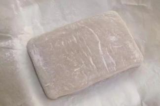 冷藏完毕后取出，撒上些炒熟的糯米粉防粘。