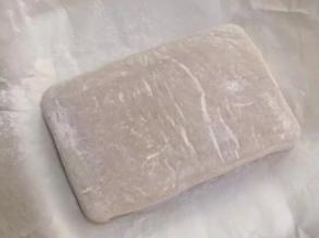 冷藏完毕后取出，撒上些炒熟的糯米粉防粘。