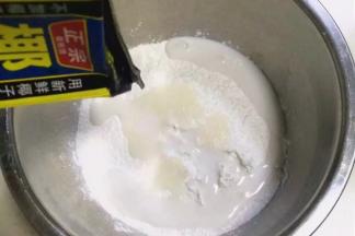 倒入椰子汁或牛奶。