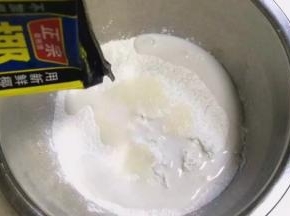 倒入椰子汁或牛奶。