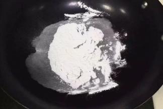 在锅内加入点糯米粉，小火炒熟备用。