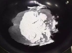 在锅内加入点糯米粉，小火炒熟备用。