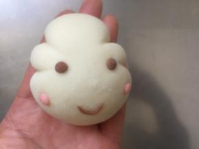 用牛奶做粘稠剂粘住眼睛和嘴巴还有腮红