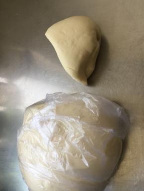 分割面团，取一块剩下的用保鲜袋装好