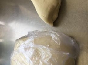 分割面团，取一块剩下的用保鲜袋装好