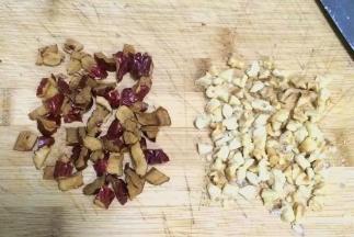 红枣洗净擦干，核桃仁去皮，用刀把红枣和核桃仁切碎。