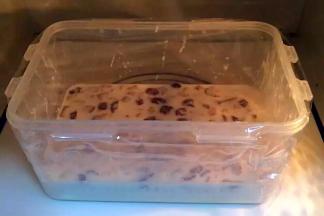 盖上保鲜膜入微波炉内，约烤三分半钟。