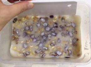 如果不好取出，可以用刮板四周刮开。