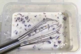 用打蛋器搅拌几下。