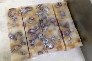 把糯米糕切块食用,如果喜欢吃热的继续放入微波炉加热20～30秒即可，吃不完的用油纸包起放入保鲜盒。