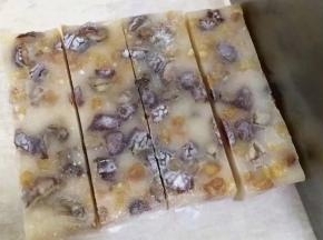 把糯米糕切块食用,如果喜欢吃热的继续放入微波炉加热20～30秒即可，吃不完的用油纸包起放入保鲜盒。