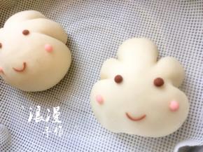 放入蒸屉中，蒸屉里装好水加热至温热即可。馒头等待醒发，大约四十到一小时，看实际的状态。