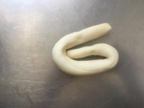 折三折，10，11步重复三四次。这样处理的面团更柔韧