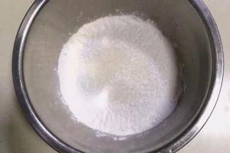 把糯米粉和细砂糖加入到大盆内。