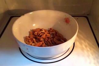 把核桃仁入微波炉烤2分钟至熟。