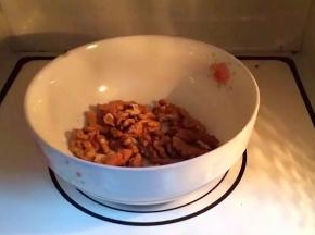 把核桃仁入微波炉烤2分钟至熟。