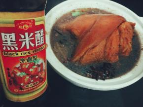 把肘子从锅中转移到铺好小葱的炖锅中，把汤汁全部倒入没过肘子，加入适量的醋，使肘子容易软烂