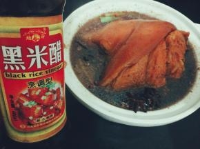 把肘子从锅中转移到铺好小葱的炖锅中，把汤汁全部倒入没过肘子，加入适量的醋，使肘子容易软烂