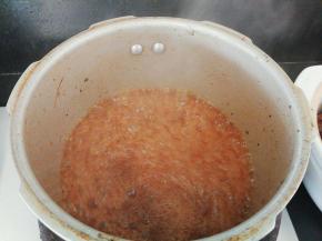 炖至软烂后装盘，捞出香料，汤汁倒入锅中收汁，浇入盘中肘子上即可。